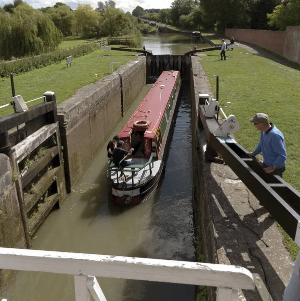 Urlauber auf einem schmalen Boot in Großbritannien — Stockfoto