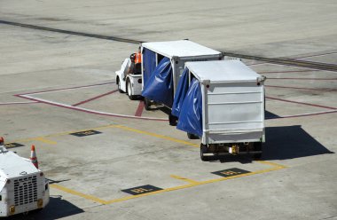 Havayolu Bagaj kamyon iki römork bir Havaalanı önlük kapısı ile