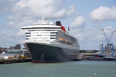 Queen Mary 2 ile birlikte Southampton Dock İngiltere'de demirli