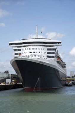 Queen Mary 2 ile birlikte Southampton Dock İngiltere'de demirli