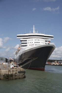 Queen Mary 2 ile birlikte Southampton Dock İngiltere'de demirli