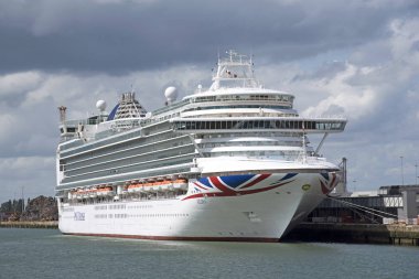 Cruise gemi limanda yanında Azura