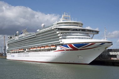 Cruise gemi limanda yanında Azura