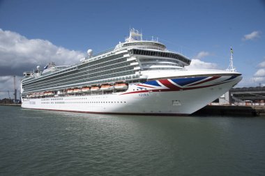 Cruise gemi limanda yanında Azura