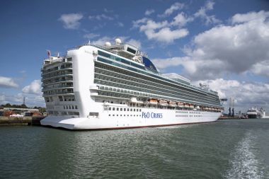 Cruise gemi Southampton bağlantı noktası İngiltere'de demirli