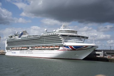 Cruise gemi Southampton bağlantı noktası İngiltere'de demirli