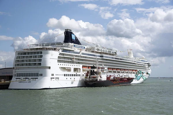 Kreuzfahrtschiff norweigan jade liegend mit bunkerboot im hafen von southampton uk — Stockfoto