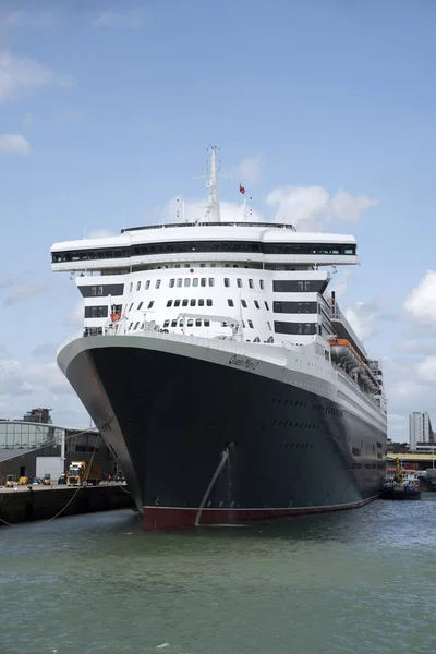 Queen Mary 2 ile birlikte Southampton Dock İngiltere'de demirli — Stok fotoğraf