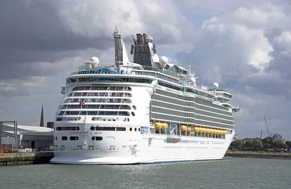 Cruise liner bağlantı noktası Southampton İngiltere'de denizlerin Navigator