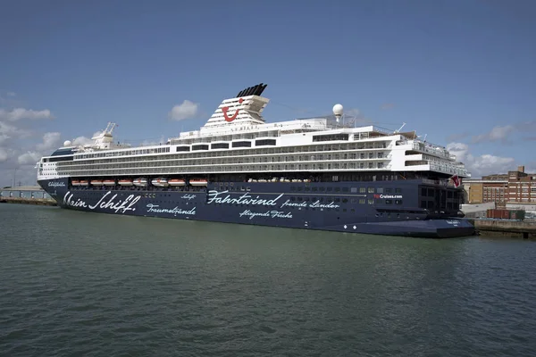 Mein Schiff 1 crucero atracado en Southampton — Foto de Stock