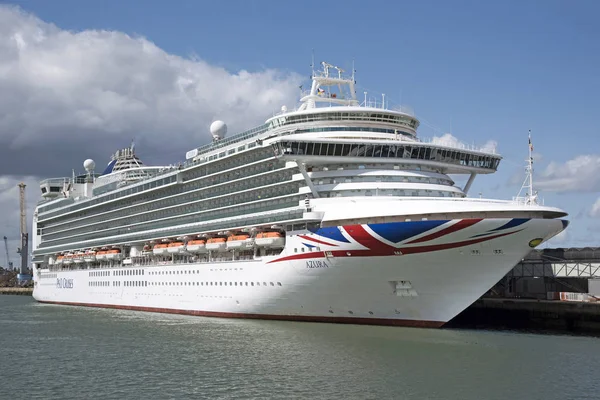 Cruise gemi limanda yanında Azura