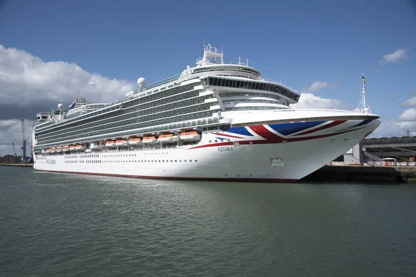 Cruise gemi limanda yanında Azura