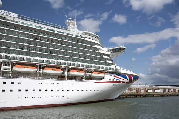 El crucero Azura junto en el puerto — Foto de Stock