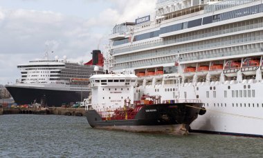 Gemi bir yolcu gemisi yanında bunkering