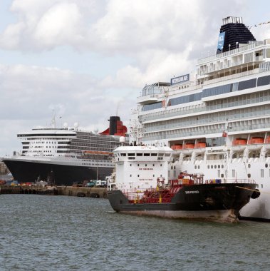 Gemi bir yolcu gemisi yanında bunkering