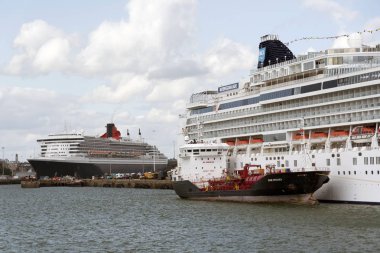 Gemi bir yolcu gemisi yanında bunkering