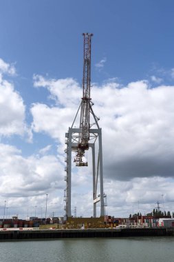 Southampton İngiltere'de sahildeki konteyner terminal vinç
