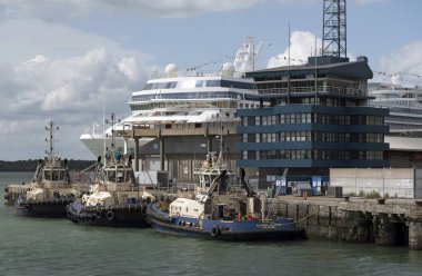 Tugs ve bağlantı noktası Southampton İngiltere yanında yolcu gemisi