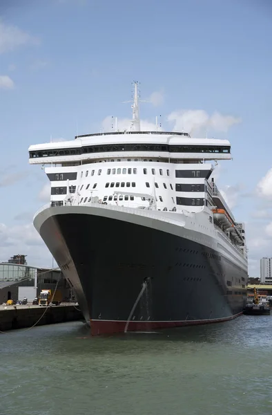 Cruise ship viewed from the bow — Stock Photo, Image