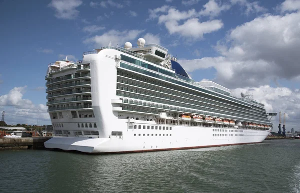 Cruise gemi Southampton bağlantı noktası İngiltere'de demirli