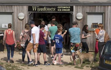 Dondurma Cotswolds İngiltere'de bir mağazadan satın almak queuing insanlar