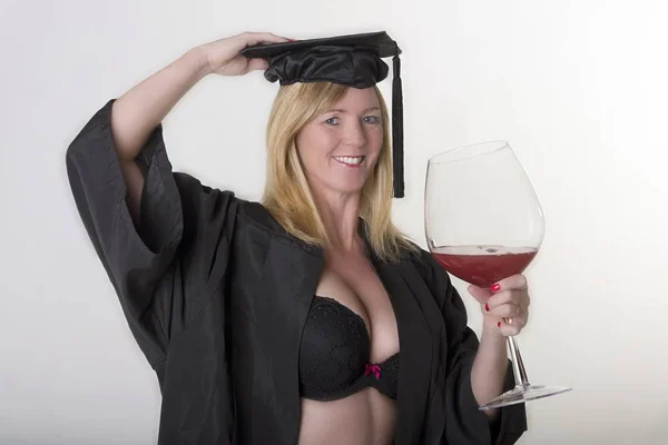 Reife Studentin mit Hut und Kleid und einem Glas Wein in der Hand — Stockfoto