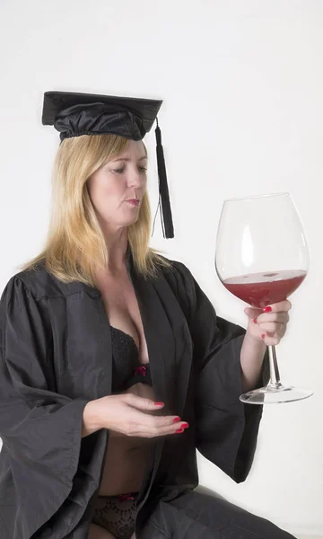 Ώριμη φοιτήτρια φορώντας ένα καπέλο με το φόρεμα και κρατώντας ένα ποτήρι κρασί — Φωτογραφία Αρχείου