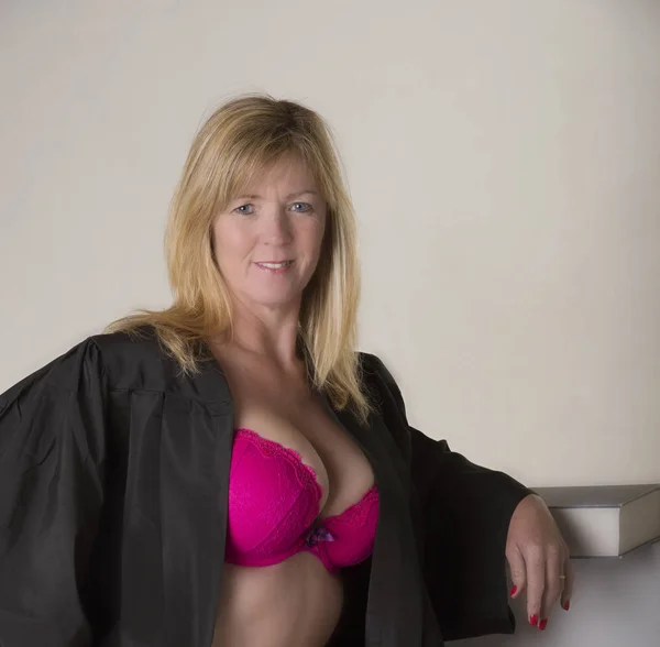 Mujer madura estudiante en revelando ropa interior fotograf a de