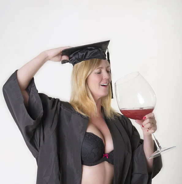 一个成熟的大学生戴帽和长袍 — 图库照片