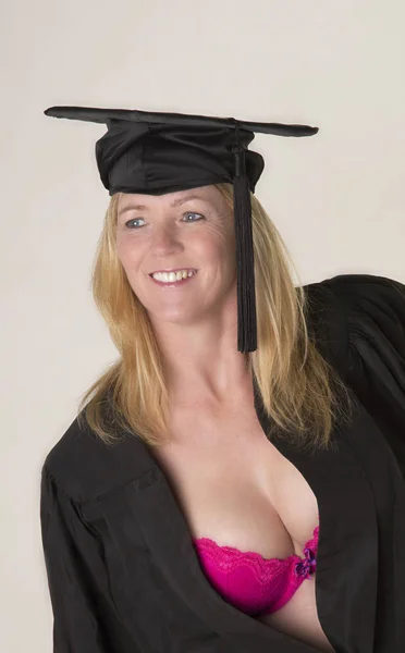 Ein reifer Student mit Mütze und Kleid — Stockfoto