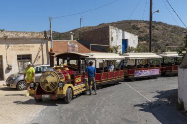 Vrouchas, Girit, Yunanistan. Ekim 2019. Girit, Plaka yakınlarındaki Vrouchas dağ köyünde bir turist yolu treni. Seles yolunda, son durak..