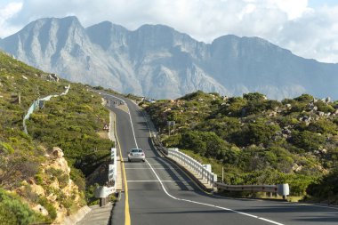 Steenbras, Gordons Körfezi yakınlarında, Batı Burnu, Güney Afrika. Aralık 2019. Clarence, Güney Afrika 'daki Hermanus' a doğru R44 otobanındaki Steenbras Köprüsü 'nden güzel bir sürüş gerçekleştirdi.