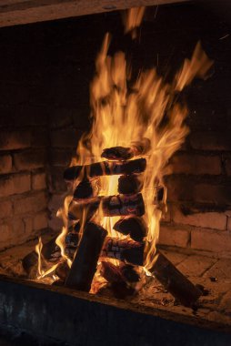 Batı Burnu, Güney Afrika. Aralık 2019. Tuğladan yapılma Braai mekanında yanan bir odun yığını ve barbekü için yanıyor.