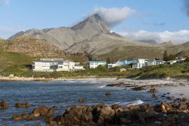 Rooiles, Batı Burnu, Güney Afrika. Aralık 2019. Clarence 'da küçük bir yerleşim yeri. Gordons Körfezi' nin güneyinde ünlü bir sahil yolu ve bahçe yolu.