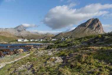 Rooiles, Batı Burnu, Güney Afrika. Aralık 2019. Clarence 'da küçük bir yerleşim yeri. Gordons Körfezi' nin güneyinde ünlü bir sahil yolu ve bahçe yolu.