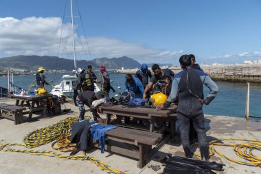 Hermanus, Batı Burnu, Güney Afrika. Aralık 2019. Profesyonel dalgıçlar eğitim kursu, Hermanus 'taki New Harbour' da çalışan öğrenciler..