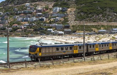 Glencairn, Cape Town, Güney Afrika. Aralık 2019. Sahil yolcusu treni, sahildeki Glencairn tatil köyünden geçip Simons Town 'a gidiyor..
