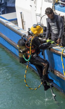 Hermanus, Batı Burnu, Güney Afrika. Aralık 2019. Profesyonel dalgıçlar eğitim kursu, Hermanus 'taki Yeni Liman' da çalışan öğrenciler..