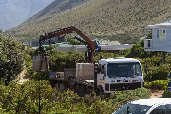 Rooiels 西开普省 2019年12月 工人们从起重机和卡车上卸下砖块 准备在Rooiels的小村子里修筑一条新公路 — 图库照片