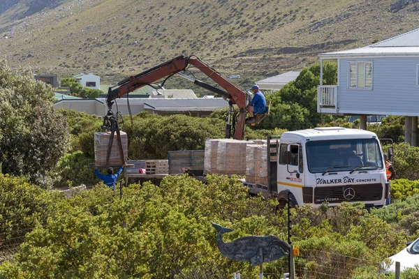 Rooiels 西开普省 2019年12月 工人们从起重机和卡车上卸下砖块 准备在Rooiels的小村子里修筑一条新公路 — 图库照片