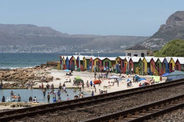 St. James, Cape Town, Güney Afrika. Aralık 2019. St. James, Cape Town 'dan gelen bir tren servisi tarafından işletilen popüler bir sahil beldesi ve renkli plaj kulübeleri.