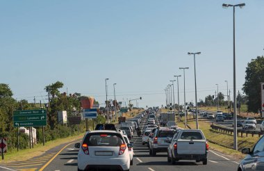 Somerset West, Batı Burnu, Güney Afrika. Aralık 2019. Trafik sıkışıklığı yoğun saatlerde Somerset West 'e yaklaşıyor.