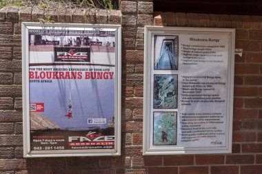 Bloukrans Köprüsü, Doğu Burnu, Güney Afrika. Aralık 2019. Doğu Burnu, Güney Afrika 'daki Bloukrans Köprüsü' ndeki bungy jumperlar için bilgi panosu..
