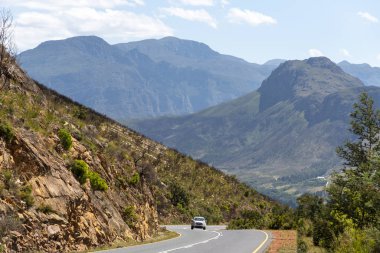 Franschhoek, Batı Burnu, Güney Afrika. Aralık 2019. Güney Afrika, Batı Burnu 'ndaki Franschhoek Geçidi' nden geçen araç..