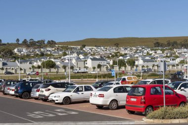 Sandbaai, Hermanus, Batı Burnu, Güney Afrika. Dec2019. Hermanus, Batı Burnu yakınlarındaki Whale Coast alışveriş merkezindeki yeni bir otoparka bakıyor..