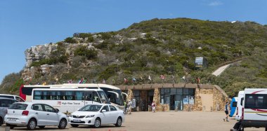 Cape Point, Western Cape, Güney Afrika. Aralık 2019. Güney Afrika 'daki Masa Dağı Ulusal Parkı' ndaki Cape Point 'te tur otobüsleri ve ziyaretçiler.