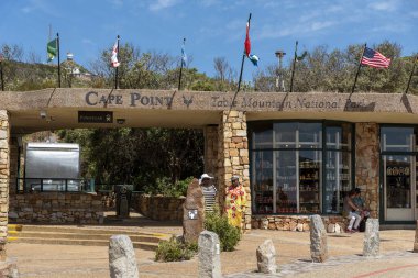 Cape Point, Western Cape, Güney Afrika. Aralık 2019. Güney Afrika 'daki Masa Dağı Ulusal Parkı' ndaki Cape Point 'teki füniküler istasyon, mağazalar ve ziyaretçiler.. 