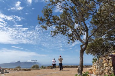 Cape Point, Western Cape, Güney Afrika. Aralık 2019. Güney Afrika 'daki Masa Dağı Ulusal Parkı' ndaki Cape Point 'te ziyaretçiler. Bir yaz gününde sahil boyunca bakıyorum..