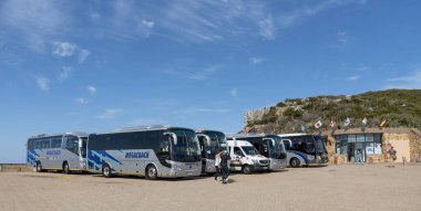 Cape Point, Western Cape, Güney Afrika. Aralık 2019. Güney Afrika 'daki Masa Dağı Ulusal Parkı' ndaki Cape Point 'te tur otobüsleri ve ziyaretçiler.