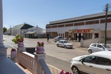 Albertinia, Batı Burnu, Güney Afrika. Aralık 2019. Güney Afrika 'da Albertinia' nın sakin bir kasabasında ana cadde.